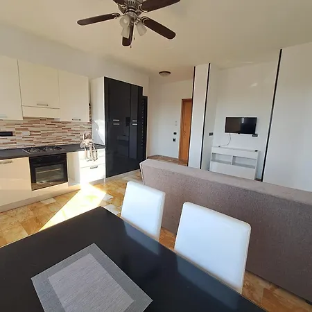 Fabio's - Motor Village Apartment